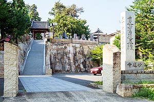 駐車場から山門へ